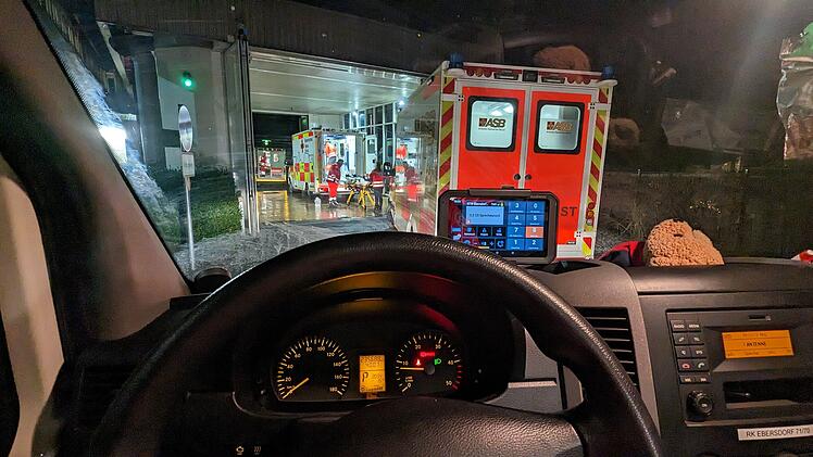 Landkreis Coburg: Rettungswagen müssen vor Notaufnahme Schlange stehen - Einsatzkräfte "stark gefordert"