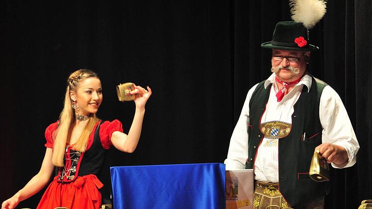 Stefanie und Johannes Komeyer von den "Happy Bavarians" brachten die Kuhglocken zum Klingen.