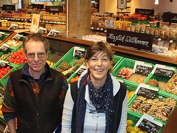 Dave Eager und Christine Pöhlmann in ihrem Bio-Markt. Bei ihnen kaufen alle Bevölkerungsschichten ein, sagen sie. Foto: Jürgen Gärtner