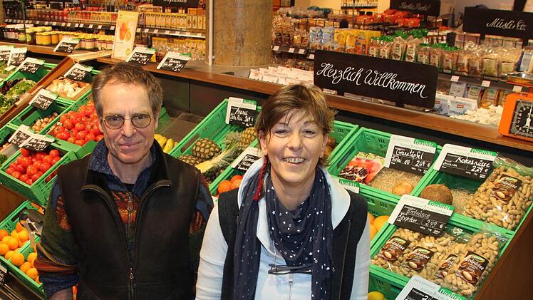 Dave Eager und Christine Pöhlmann in ihrem Bio-Markt. Bei ihnen kaufen alle Bevölkerungsschichten ein, sagen sie. Foto: Jürgen Gärtner