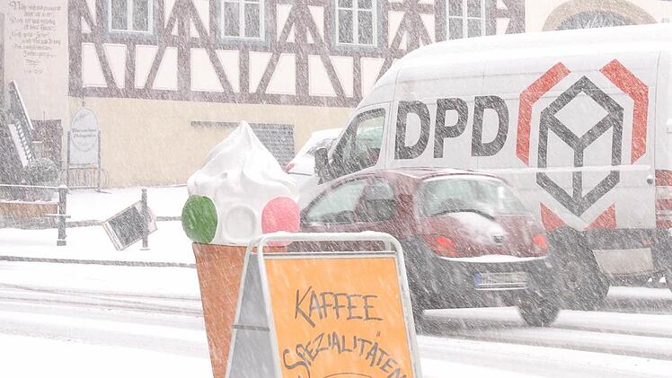 Eisspezialitäten stellen sich die Zeiler mit ihren neuen Eisdielen im Frühjahr etwas anders vor. Am Marktplatz jedenfalls kämpften die Autofahrer Dienstagnachmittag mit schneebedeckten Fahrbahnen. Foto: kra