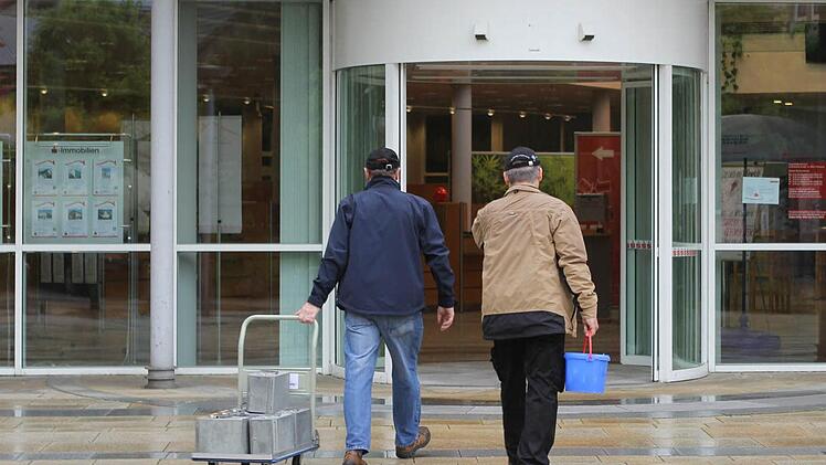Horst Schütz und Georg Panzer auf dem Weg in die Bank