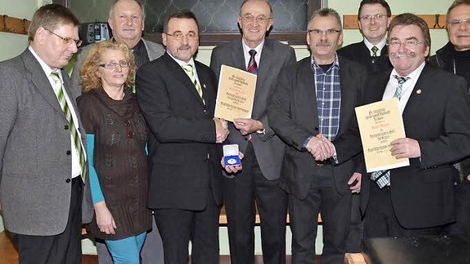 BLSV und BFV ehrten zwei verdiente und langjährig engagierte Sportfunktionäre des SV Friesen. Von links Arno Stumpf (Schatzmeister), Marina Schmitt (Stadträtin), Heinrich Geiger (2. Vorsitzender), Norbert Kraus, Karl H. Fick (BLSV- Kreisvorsitzender), Egon Grünbeck (BFV- Spielgruppenleiter), Bernd Liebhardt (Stadtrat), Josef Geiger und Bürgermeister Wolfgang Beiergrößlein. Foto: Karl-Heinz Hofmann
