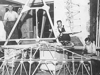 Im Jahr 1934 fing die Fliegerei am Kreuzberg richtig an. In der Modellschreinerei Popp und Schmidt baute man sich selbst ein Segelflugzeug vom Typ Grunau 9. Auf dem Bild sind Baptist Popp, Albert Simon, Baptist Hempfling und Peter Popp zu sehen. Foto: privat