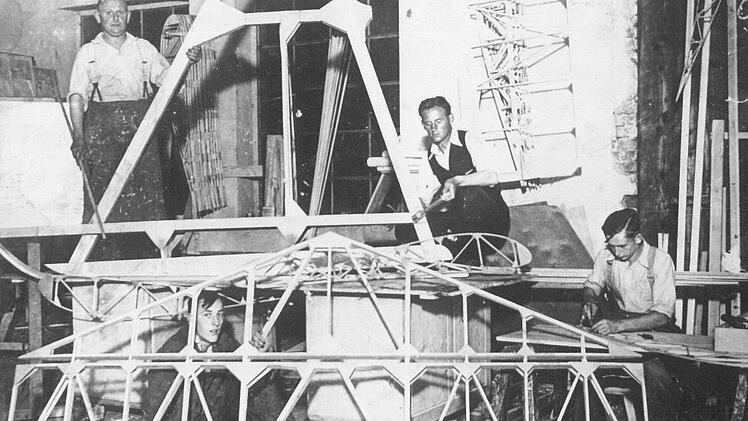 Im Jahr 1934 fing die Fliegerei am Kreuzberg richtig an. In der Modellschreinerei Popp und Schmidt baute man sich selbst ein Segelflugzeug vom Typ Grunau 9. Auf dem Bild sind Baptist Popp, Albert Simon, Baptist Hempfling und Peter Popp zu sehen. Foto: privat