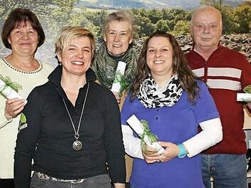 Gewonnen haben Elfrun Haehnel - sie konnte bei der Übergabe nicht dabei sein und (von links) Maria Leis, Margarete Lammeyer-Rücker, Simone Vey und Dietmar, mit auf dem Foto (Zweite von links) ist Helga Reder vom Fachmarkt Werner. (Foto: Anja Vorndran)