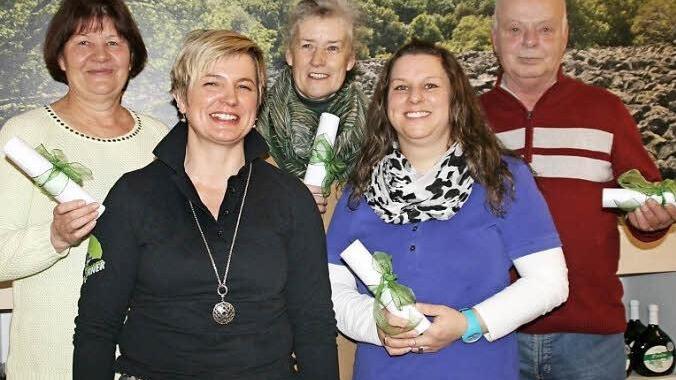 Gewonnen haben Elfrun Haehnel - sie konnte bei der Übergabe nicht dabei sein und (von links) Maria Leis, Margarete Lammeyer-Rücker, Simone Vey und Dietmar, mit auf dem Foto (Zweite von links) ist Helga Reder vom Fachmarkt Werner. (Foto: Anja Vorndran)