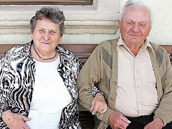 Auf ihrer Bank vor dem Haus sitzen Lydia und Alfred Streng gerne. So auch an ihrem Jubeltag der diamantenen Hochzeit.  Foto: Helmut Will