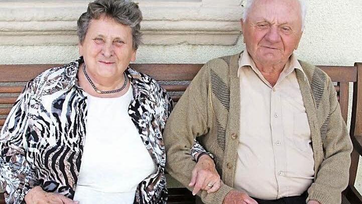 Auf ihrer Bank vor dem Haus sitzen Lydia und Alfred Streng gerne. So auch an ihrem Jubeltag der diamantenen Hochzeit.  Foto: Helmut Will
