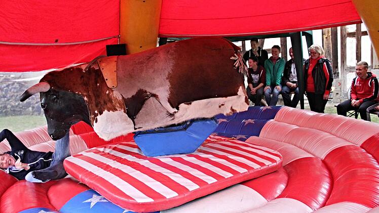 Spaß hatten nicht nur die Reiter. Sie fielen weich und der "Stier" gab nach dem Abwurf sofort Ruhe. Auch die Zuschauer rund um den "Rodeoplatz" im Hof des Reisenweberanwesens kamen auf ihre Kosten.