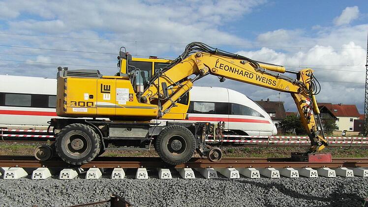 Ein ICE passiert die Baustelle in Ebensfeld. Foto: Matthias Höher