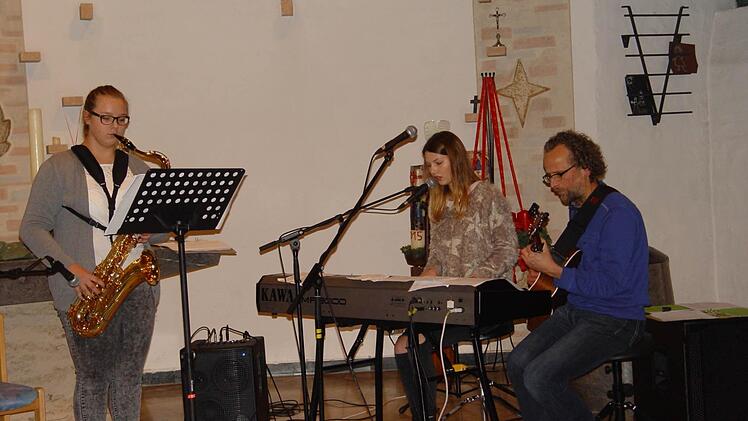 Franziska Schuhmann (Saxophon), Charlotte Kunkel (Gesang und Keyboard) und Lehrer Christian Hirschler. Foto: Brigitta Kempe-Wolf