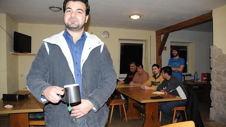 Im Aufenthaltsraum, dem ehemaligen Gastraum des Wirtshauses, sitzen die Unterleiterbacher Asylbewerber und erinnern sich an den Besuch aus Karlsruhe. Kawa Suliman brachte dem Paar Tee und Milch und was sich an Lebensmitteln im Asylbewerberheim fand.Foto: Natalie Schalk