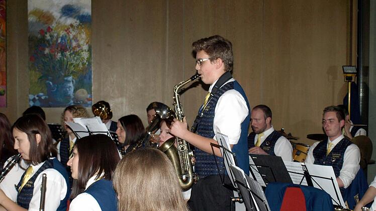Jonas Michalka mit seinem Saxophon war der Solist bei "Go the distance" aus dem Film "Herkules". Foto: Susanne Deuerling