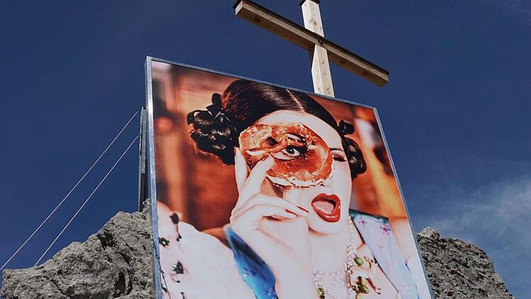 Bilder von Ellen von Unwerth aus dem Fotoband "Heimat" zieren den Gipfel des 2224 Meter hohen Nebelhorns. Fotos: Pascale Ferry