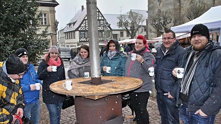 Warme Getränke in den Händen, Wärme durch den Ofen vor dem Bauch: Diese Clique fühlt sich trotz des ungemütlichen Wetters sichtlich wohl.Helmut Will