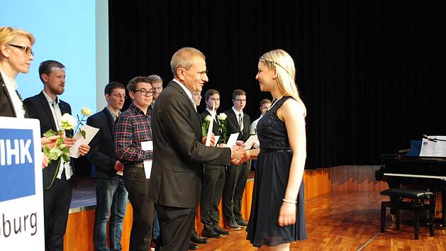 Siegmar Schnabel gratuliert Linda Schmidbauer, die ihre Pr&uuml;fung  zur technischen Produktdesignerin mit "sehr gut" bestand.  Foto: Christoph Wiedemann