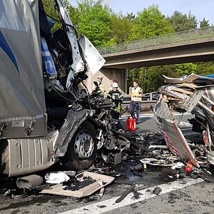 Lastwagen kracht auf A6 in Stauende - Fahrer lebensgefährlich verletzt