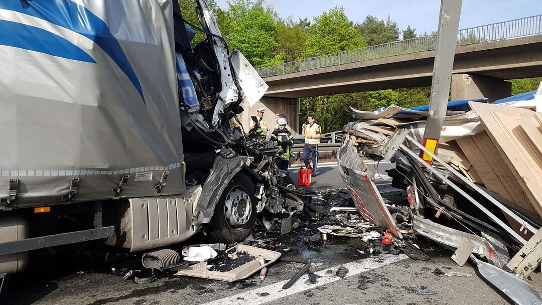 Lastwagen kracht auf A6 in Stauende - Fahrer lebensgefährlich verletzt