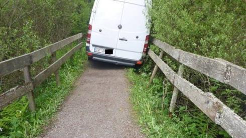 Der 20-J&auml;hrige fuhr mit dem Sprinter in ein Moor. Foto: Polizeipr&auml;sidium Freiburg