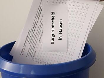 Nachdem das erste Bürgerbegehren in der Tonne landete, übergab der Initiator Friedrich Nolting am Montag eine neue Liste mit über 650 Unterschriften, um einen Bürgerentscheid zu beantragen. Foto: Josef Hofbauer