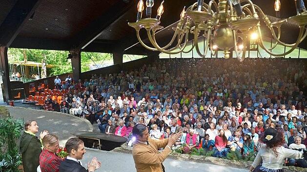 Blick in den Zuschauerraum der Waldb&uuml;hne Heldritt  Foto: Friedhelm W&ouml;lfert
