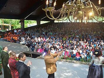 Blick in den Zuschauerraum der Waldbühne Heldritt  Foto: Friedhelm Wölfert