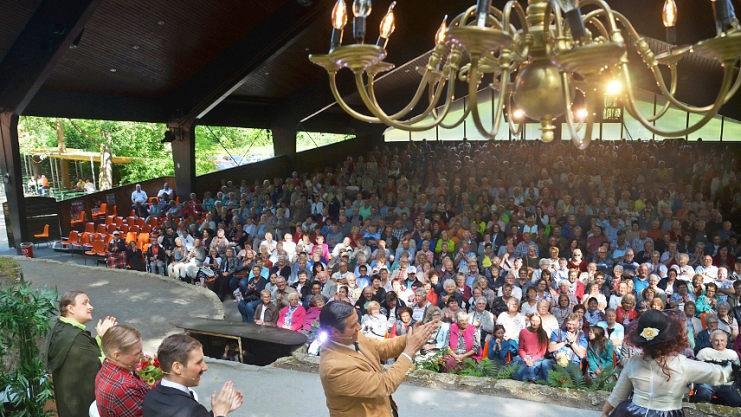 Blick in den Zuschauerraum der Waldbühne Heldritt  Foto: Friedhelm Wölfert