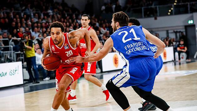 Gegen agile Center wie Elias Harris (links) tut sich Leon Kratzer oft schwer. Der 22-j&auml;hrige Oberfranke im Frankfurter Team ist aber unter den Brettern eine Macht.  Foto: Archiv/Daniel L&ouml;b