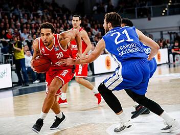 Gegen agile Center wie Elias Harris (links) tut sich Leon Kratzer oft schwer. Der 22-jährige Oberfranke im Frankfurter Team ist aber unter den Brettern eine Macht.  Foto: Archiv/Daniel Löb