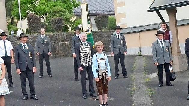 Die SG Rothenkirchen feierte ihr traditionelles Schützenfest mit einem Gottesdienst in der St. Bartholomäus- Kirche. Mit im Bild sind die beiden amtierenden Schützenkönige, Hubert Ringlstetter und Jungschützenkönig David Beetz (in der Mitte mit Schützenkette), Schützenmeister Daniel Bergmann (Neunter von links), die Ehrenmitglieder Hans Michel und Hans Jungkunz (vorne Dritter und Vierter von rechts) und Schützenmeister Daniel Bergmann (hinten Mitte) mit Ehrenschützenmeister Reinhold Wolf (Ach...