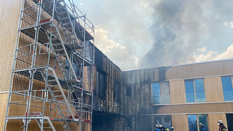 Nürnberg: Flammen schlagen aus Gebäude - Feuer in Nürnberger Kinderhort