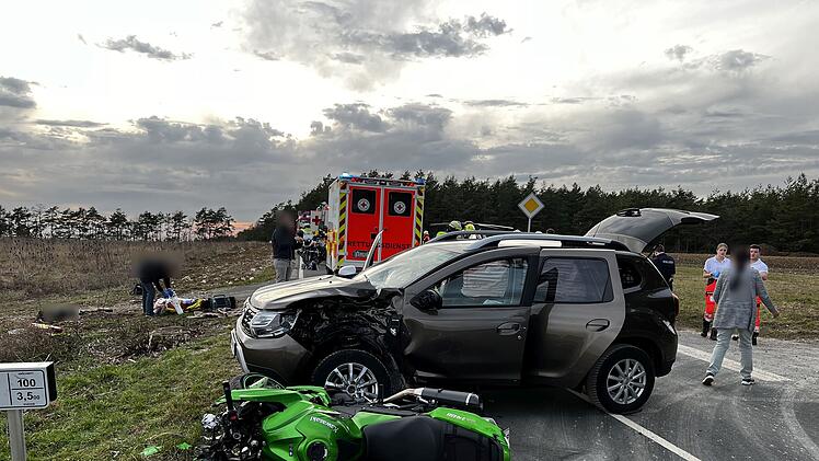 Auto übersieht Motorrad: Drei Verletzte bei schwerem Unfall in Oberfranken