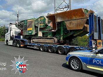 Extrem überladener Lkw