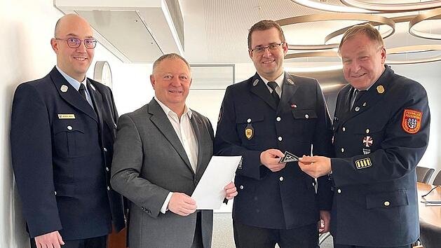 Auf dem Foto zu sehen sind (von links) Kreisbrandmeister Fachbereich Gefahrgut Alexander B&ouml;se, Landrat Thomas Bold, Dr. Philipp Nosko und Kreisbrandrat Benno Metz.