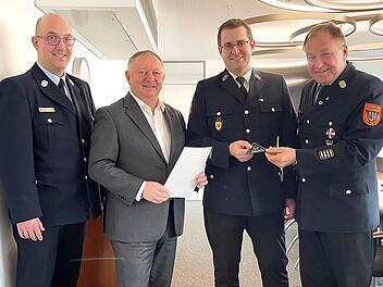 Auf dem Foto zu sehen sind (von links) Kreisbrandmeister Fachbereich Gefahrgut Alexander Böse, Landrat Thomas Bold, Dr. Philipp Nosko und Kreisbrandrat Benno Metz.