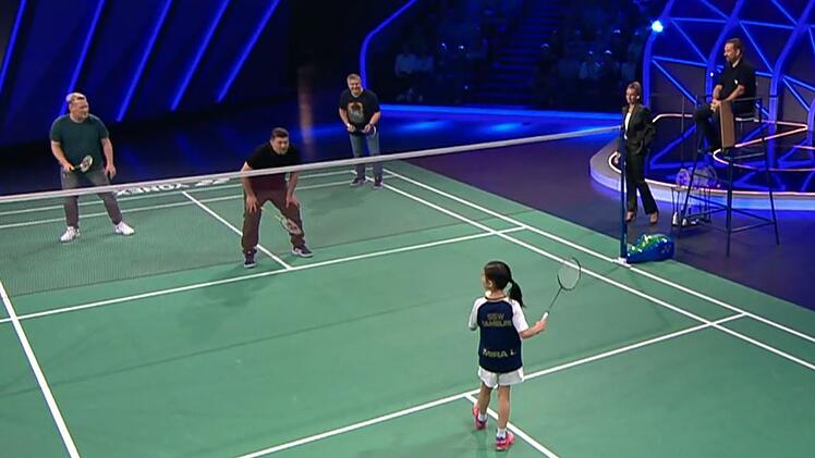 Badminton-Talent Mira (vorne) siegte locker in zwei Sätzen und hätte Knossi beinahe den Federball auf die Rübe gesetzt - mit 300 km/h!