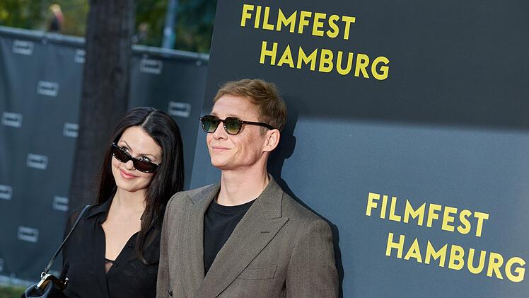 «We did it»: Schweighöfer und Ruby O. Fee haben geheiratet