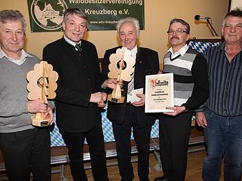 V.l.: Preisträger Georg Wöhrmann, Landtagsabgeordneter Heinrich Rudrof, Preisträger Hermann Först, Zweiter Vorsitzender Georg Batz, Dritter Vorsitzender Martin Amtmann Foto: erl