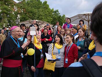 Der Regensburger Bischof Rudolf Voderholzer singt mit "Con Brio" das Kirchentagslied.  Foto: privat