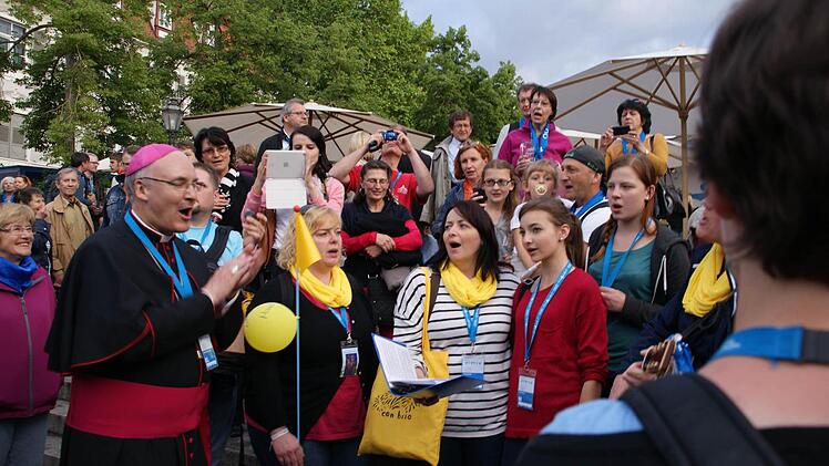 Der Regensburger Bischof Rudolf Voderholzer singt mit "Con Brio" das Kirchentagslied.  Foto: privat