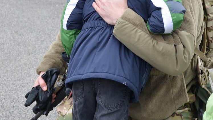 Ein GI verabschiedet sich vor dem Einzug in den Irakkrieg von seinem Sohn. Foto: RiegerPress