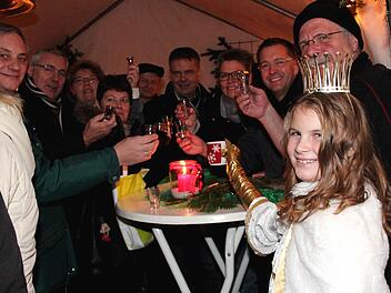 Am Stand der Adelsdorfer Partnergemeinde Feldbach stießen Menschen aus halb Europa auf die Adventszeit an. Foto: Johanna Blum