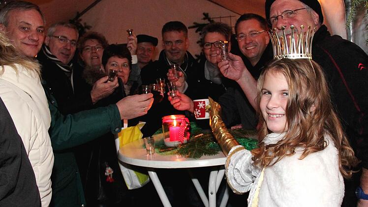 Am Stand der Adelsdorfer Partnergemeinde Feldbach stießen Menschen aus halb Europa auf die Adventszeit an. Foto: Johanna Blum