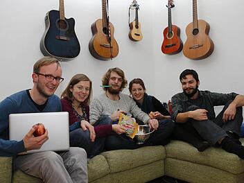 Vereint auf dem Sofa (von links): Johannes Müller, Anne Theml, Ole Petersen, Laura Boehme und Samuel Keil.  Foto: M. Hoch