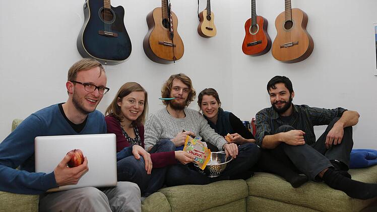 Vereint auf dem Sofa (von links): Johannes Müller, Anne Theml, Ole Petersen, Laura Boehme und Samuel Keil.  Foto: M. Hoch