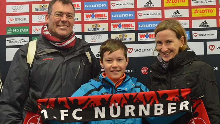 Die Besucher der Live-Tour im Nürnberger Stadion genießen die besondere Atmosphäre unmittelbar vor dem Anpiff. Foto: Nikolas Pelke
