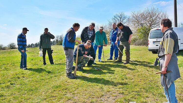 Im Bereich der Gemarkungsgrenze Eyershausen und Herbstadt wird der nächste Grenzstein gefunden und mit weißer Farbe markiert. Foto: Friedrich