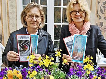 Gemeindereferentin Ursula Summa (links) und Pfarrerin Claudia Weingärtler mit den Programmheften ihrer beiden Kirchen  Foto: Sigismund von Dobschütz