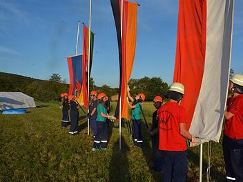 Mit den Aufziehen der Fahnen beginnt jährlich das Zeltlager in Sulzbach. Foto: Gerhard Schmidt